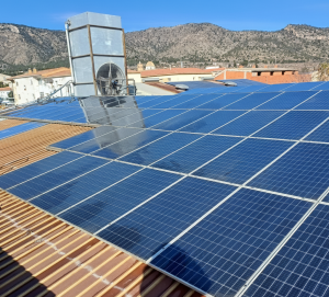 paneles solares limpios y brillantes en tejado tras mantenimiento